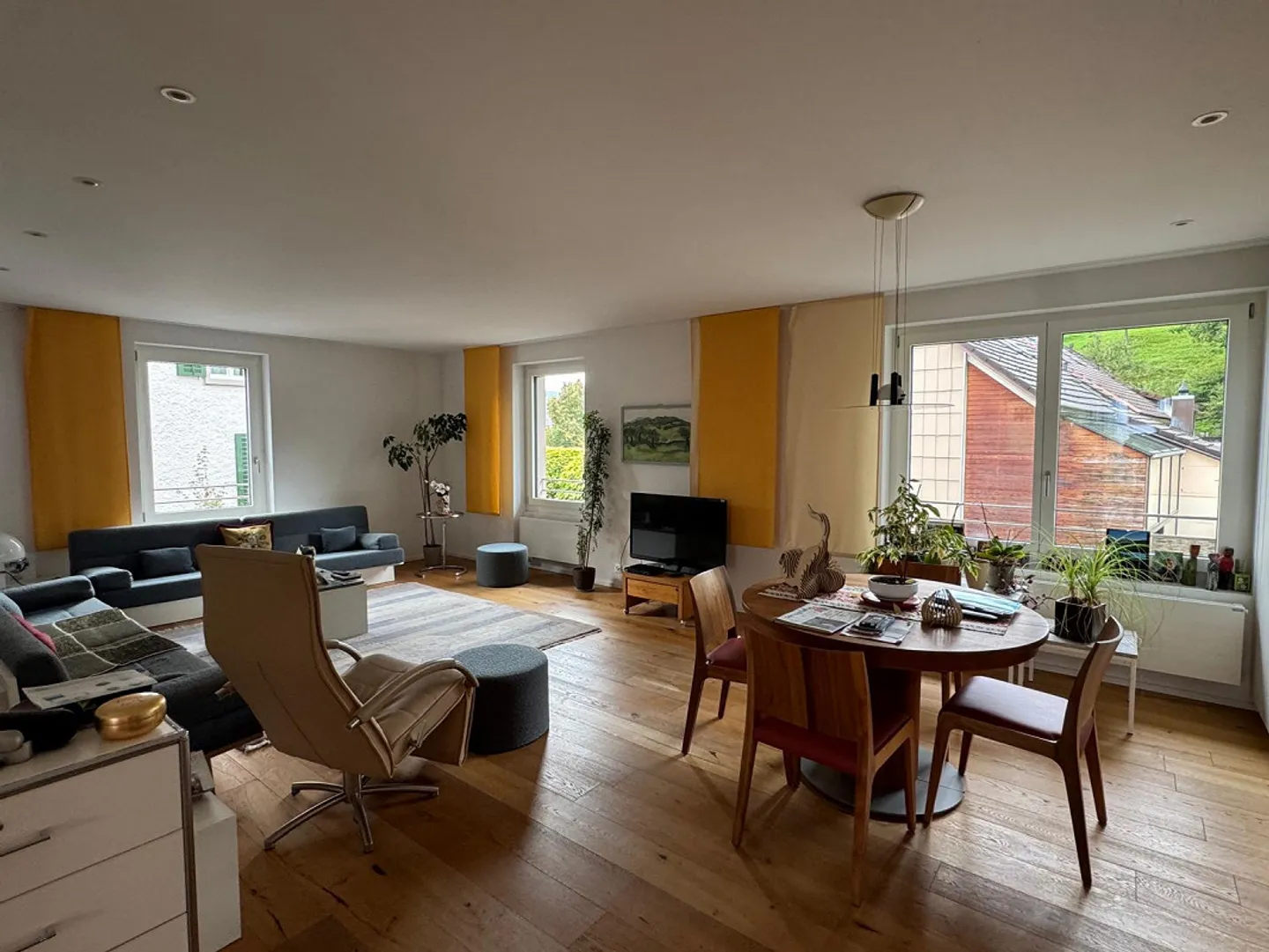 Beautiful 5.5 Maisonette Apartment for Rent in Suhr - Photo 2 of 12