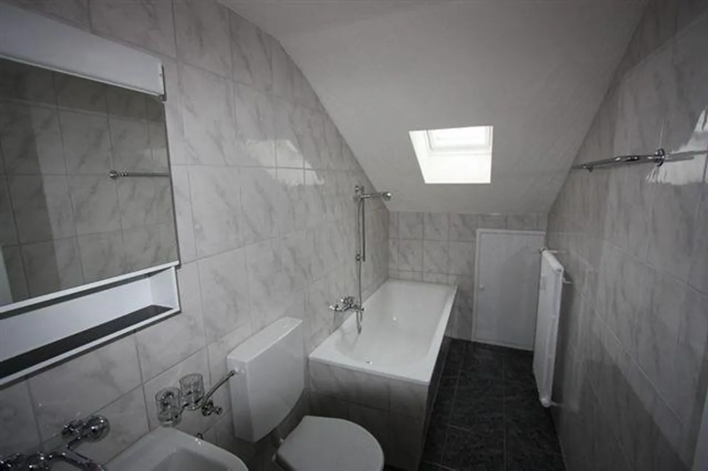 Schicke und gemütliche DACHWOHNUNG! - Foto 3 von 3