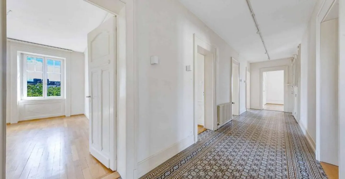 Außergewöhnliche Wohnung im obersten Stock mit 2 Balkonen, nur wenige Schritte von Ouchy entfernt - Foto 2 von 9
