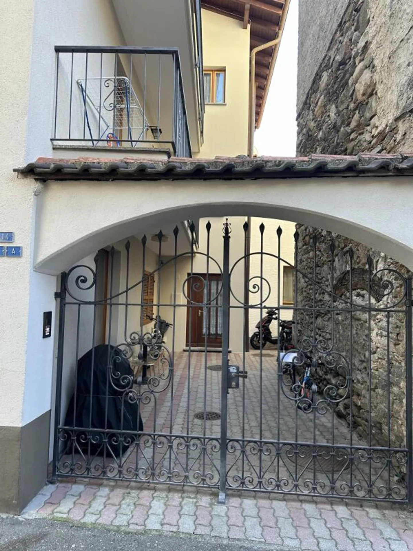 Mehrfamilienhaus mit zwei Wohnungen, ein Duplex und eigenständigem Häuschen - Foto 2 von 13