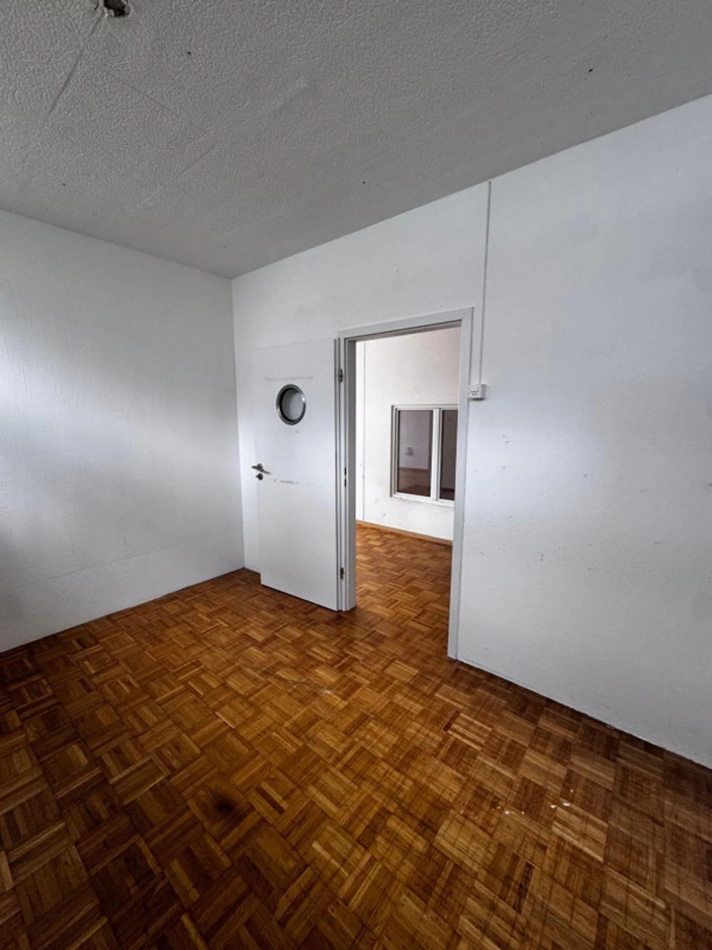 Spazio commerciale di circa 140 m2 al piano terra in affitto a 8047 Zurigo - Foto 7 di 10