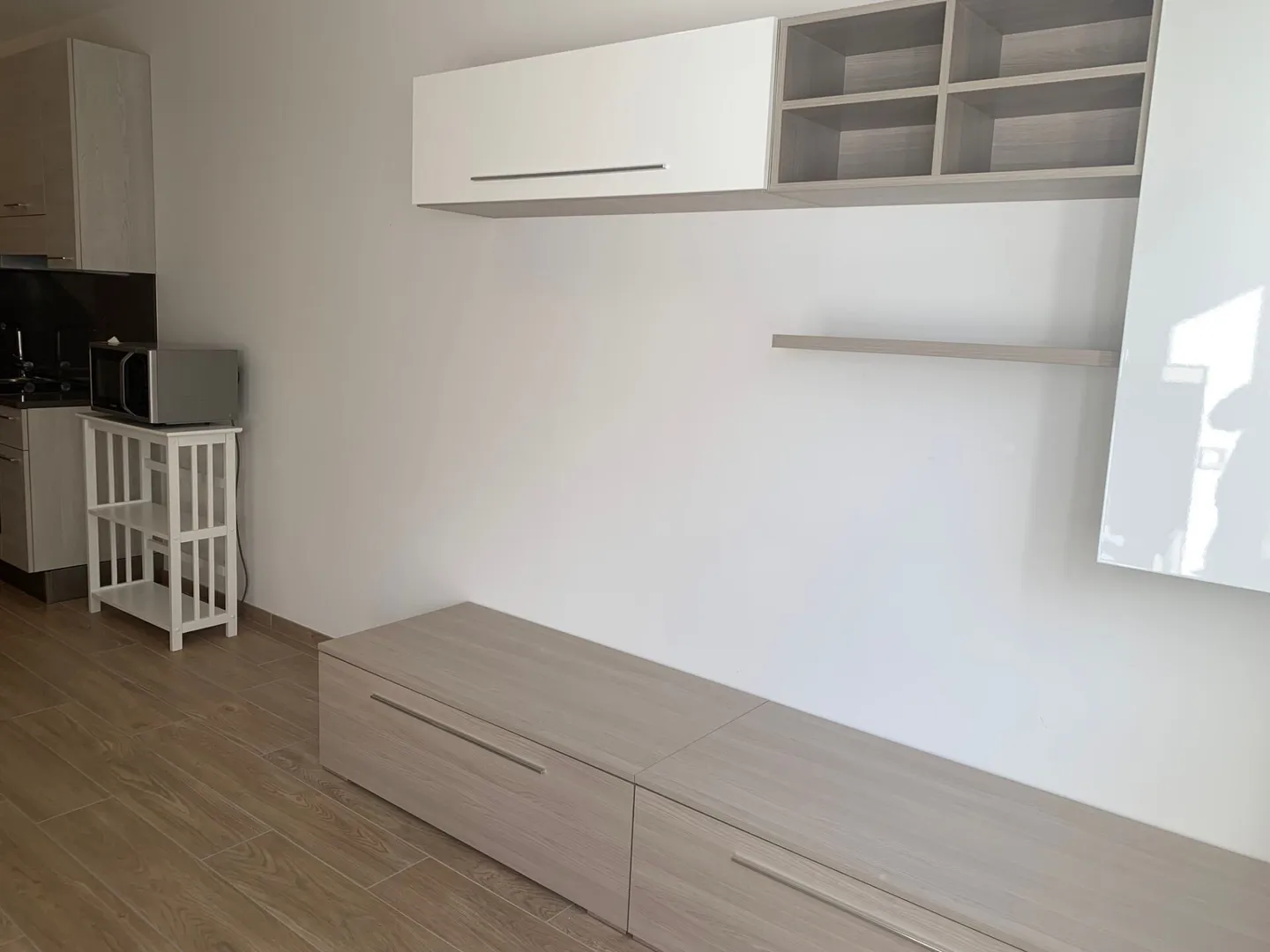 Luminoso appartamento monolocale arredato vicino all'EOC - Foto 6 di 8