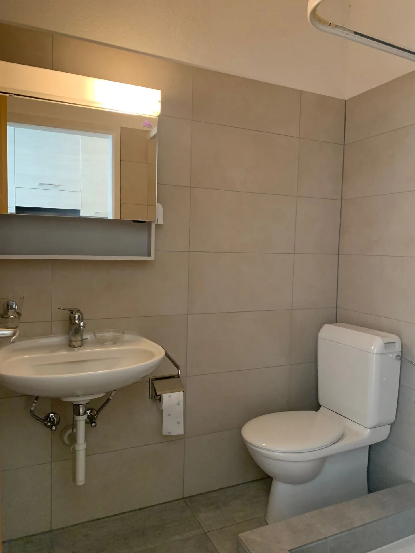 Luminoso appartamento monolocale arredato vicino all'EOC - Foto 7 di 8