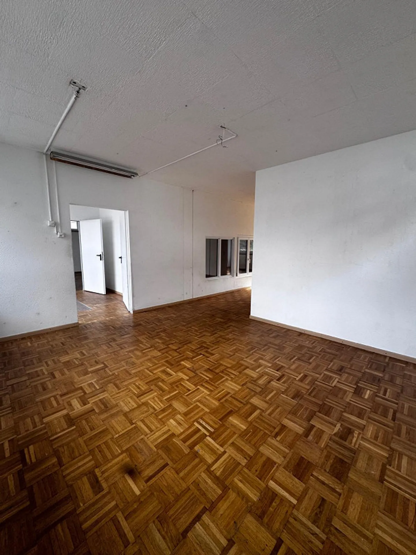 Spazio commerciale di circa 140 m2 al piano terra in affitto a 8047 Zurigo - Foto 4 di 10