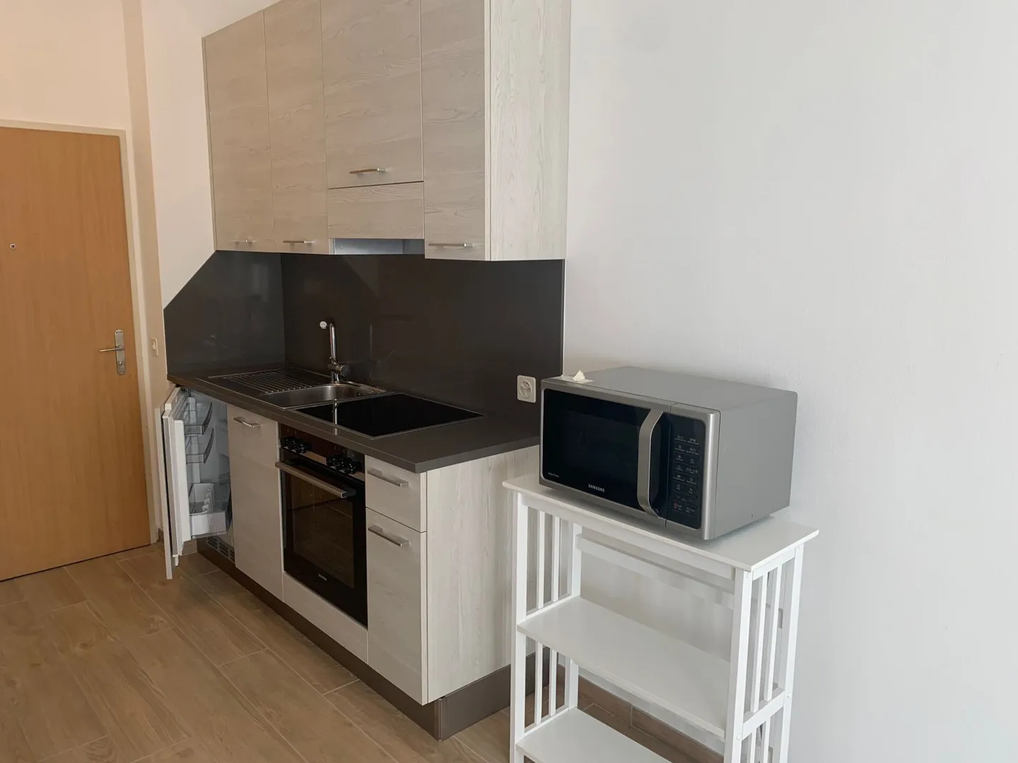 Luminoso appartamento monolocale arredato vicino all'EOC - Foto 4 di 8