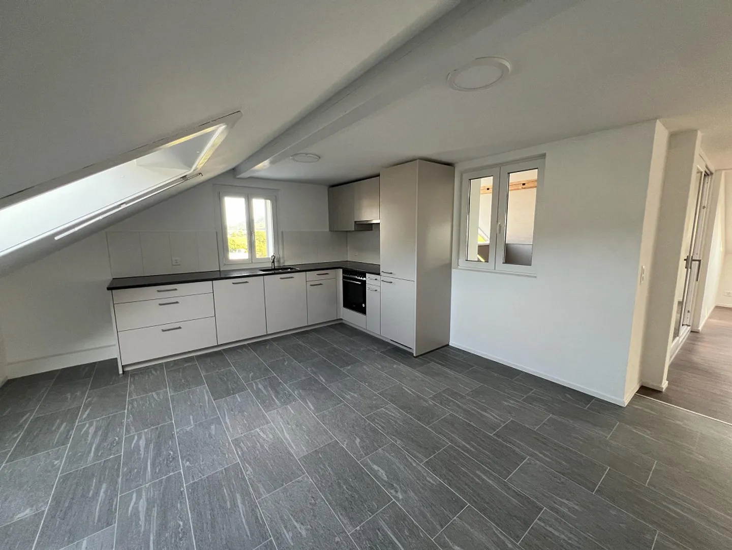 Prima locazione! - appartamento mansardato ristrutturato e bellissimo di 4,5 locali con grande loggia! - Foto 3 di 9