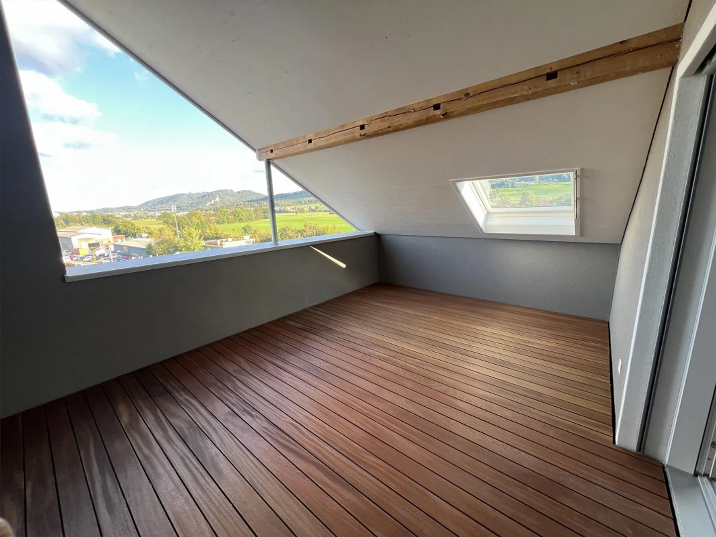 Prima locazione! - appartamento mansardato ristrutturato e bellissimo di 4,5 locali con grande loggia! - Foto 1 di 9