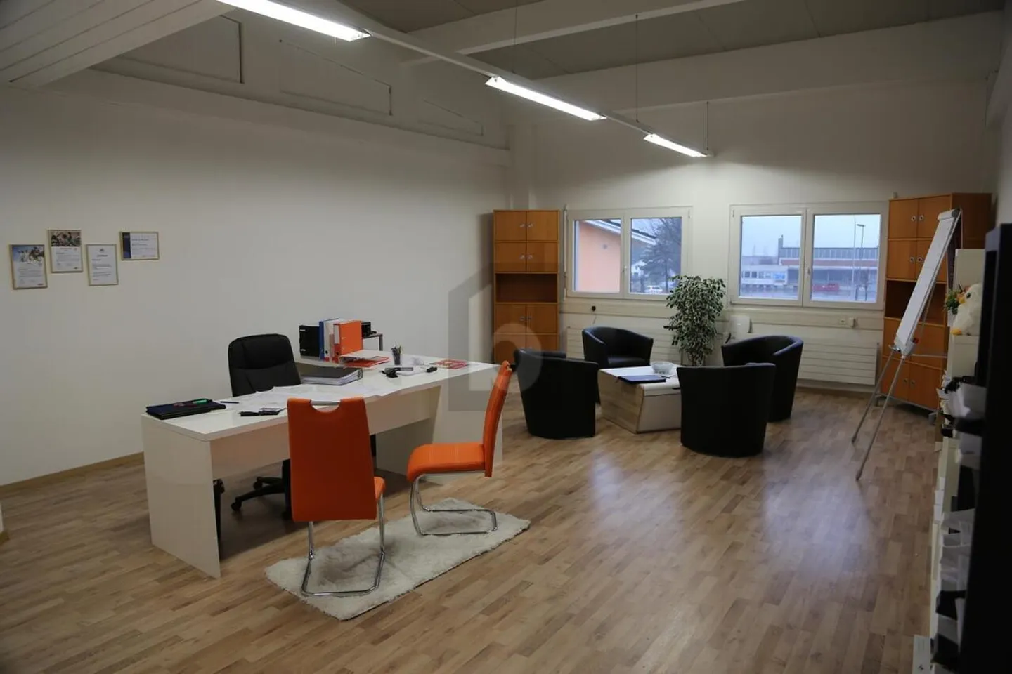 MODERN - SPACIOUS AND BRIGHT ON THE TOP FLOOR - Photo 3 of 6