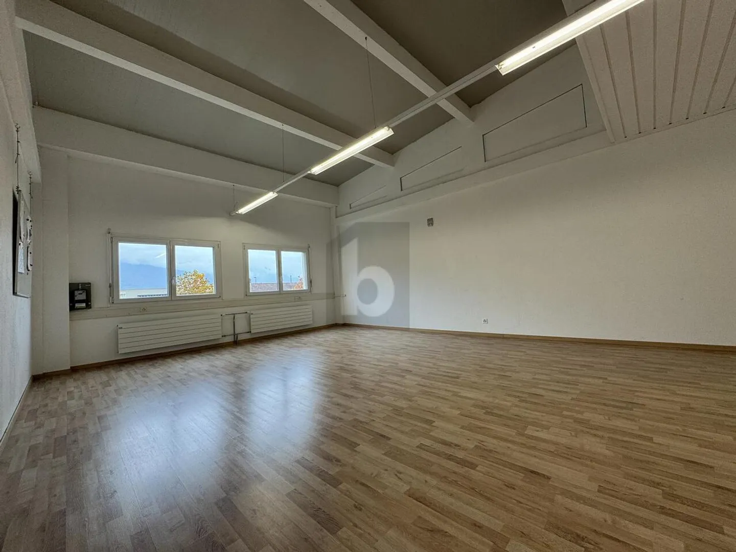 MODERN - SPACIOUS AND BRIGHT ON THE TOP FLOOR - Photo 4 of 6