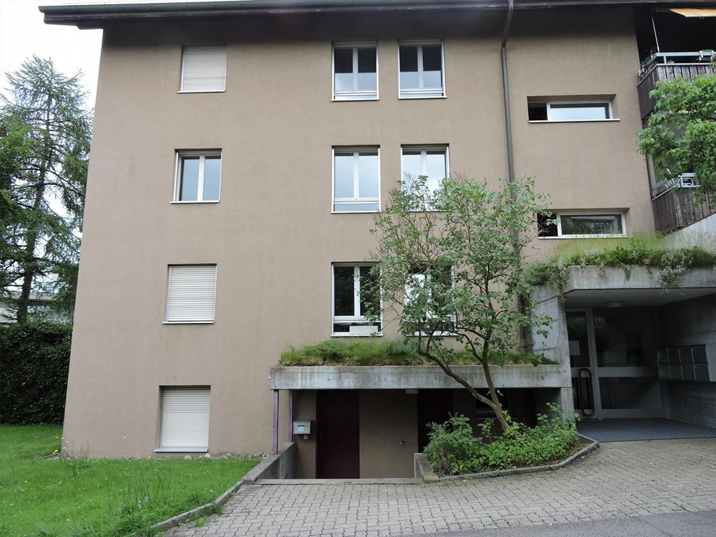 Spacious Apartment in Quiet Area - Photo 3 of 9