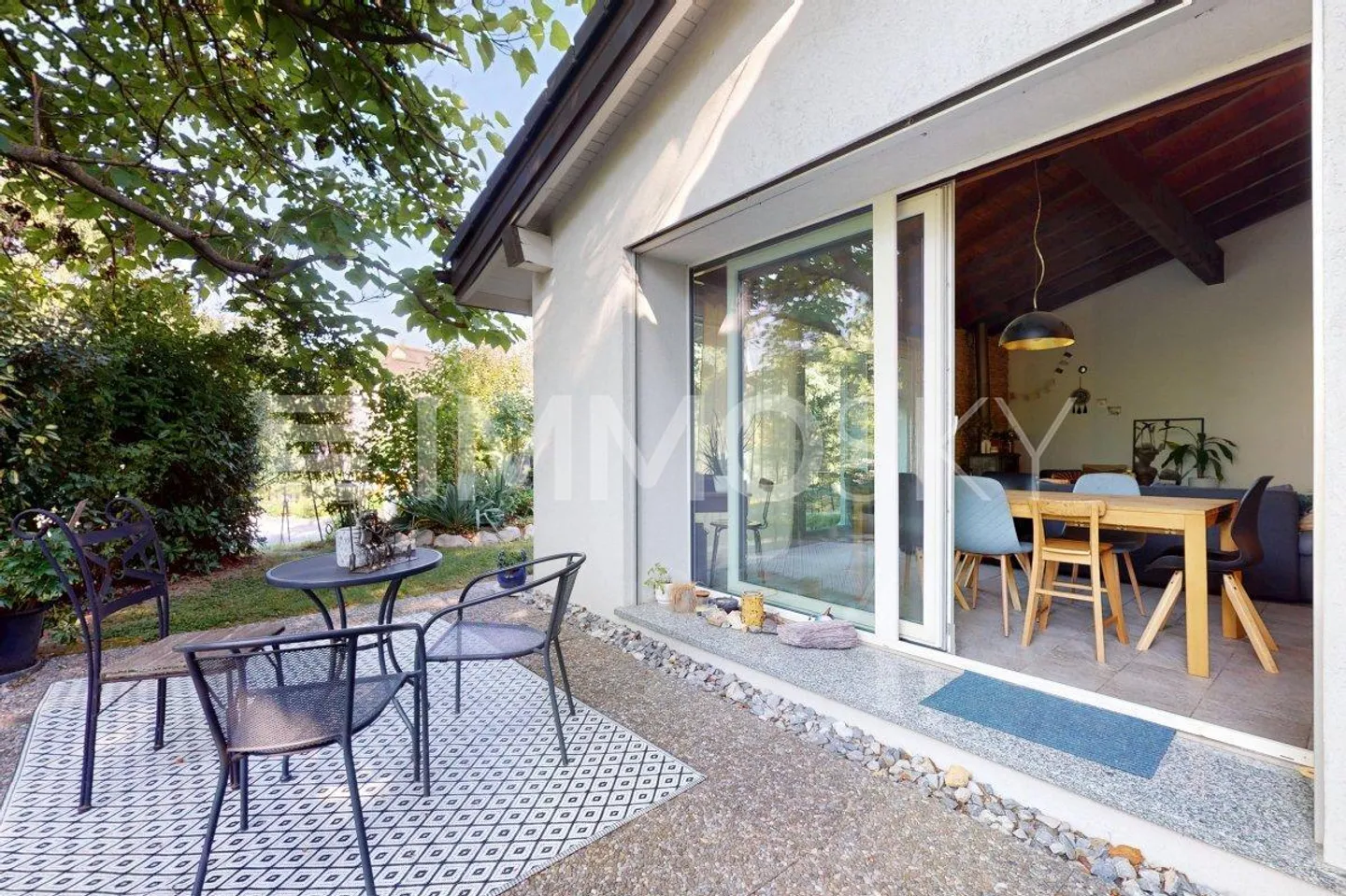 Spacious villa with independent apartment - Photo 2 of 5