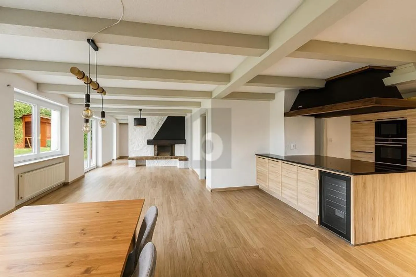 SPACIOUS BRIGHT MODERN - Photo 2 of 6