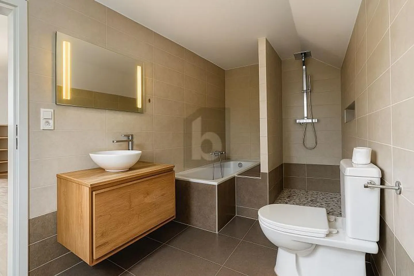 SPACIOUS BRIGHT MODERN - Photo 3 of 6