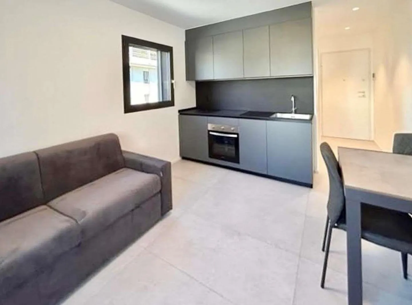 Elegante monolocale ammobiliato a due passi dalla stazione - Foto 1 di 3