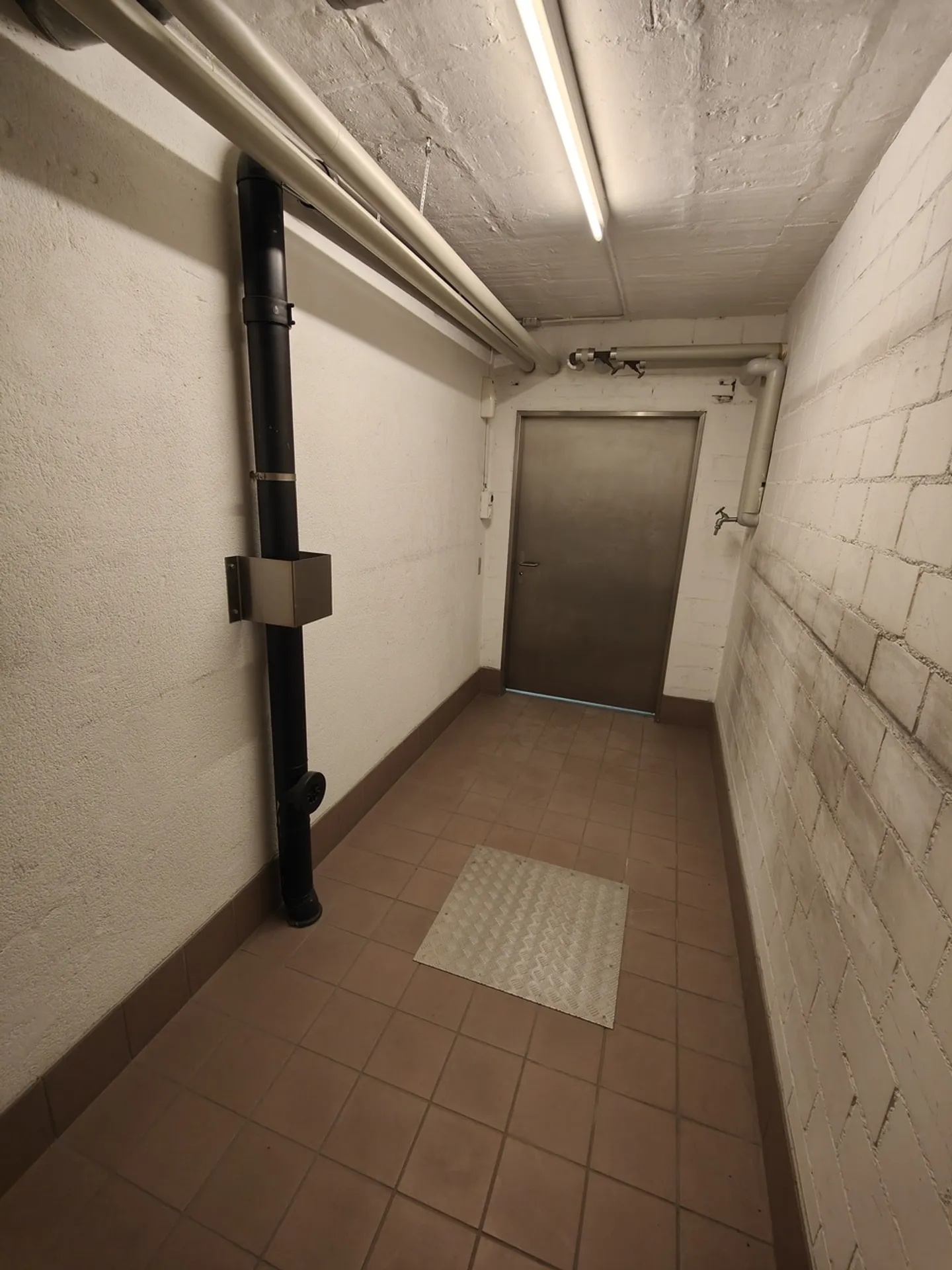 7.4m2 Storage Room Inner Margarethenstrasse Near Basel SBB - Photo 2 of 4