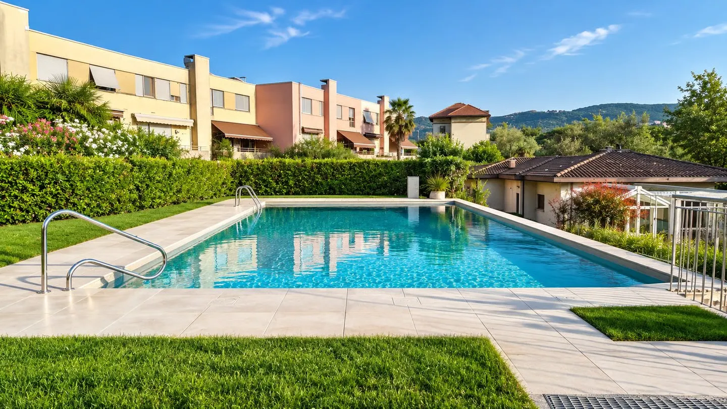 Villetta d’angolo con giardino, piscina condominiale - Foto 1 di 17