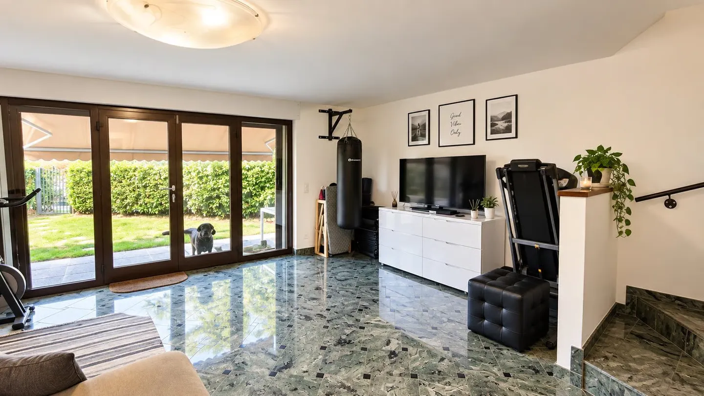 Villetta d’angolo con giardino, piscina condominiale - Foto 6 di 17