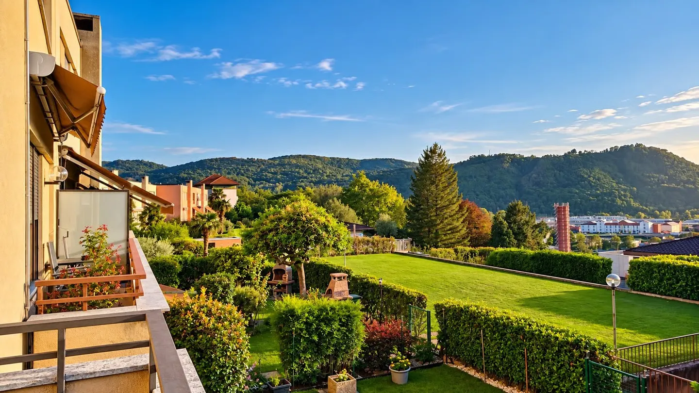 Villetta d’angolo con giardino, piscina condominiale - Foto 3 di 17