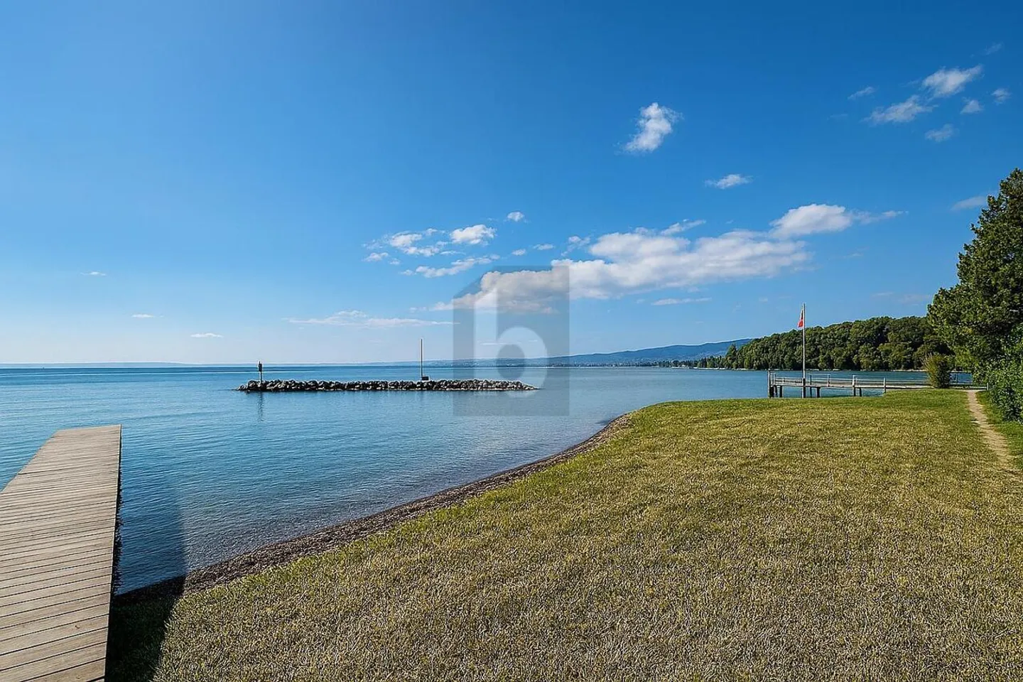 A DEUX PAS DU LAC, VUE IMPRENABLE - Photo 1 sur 6