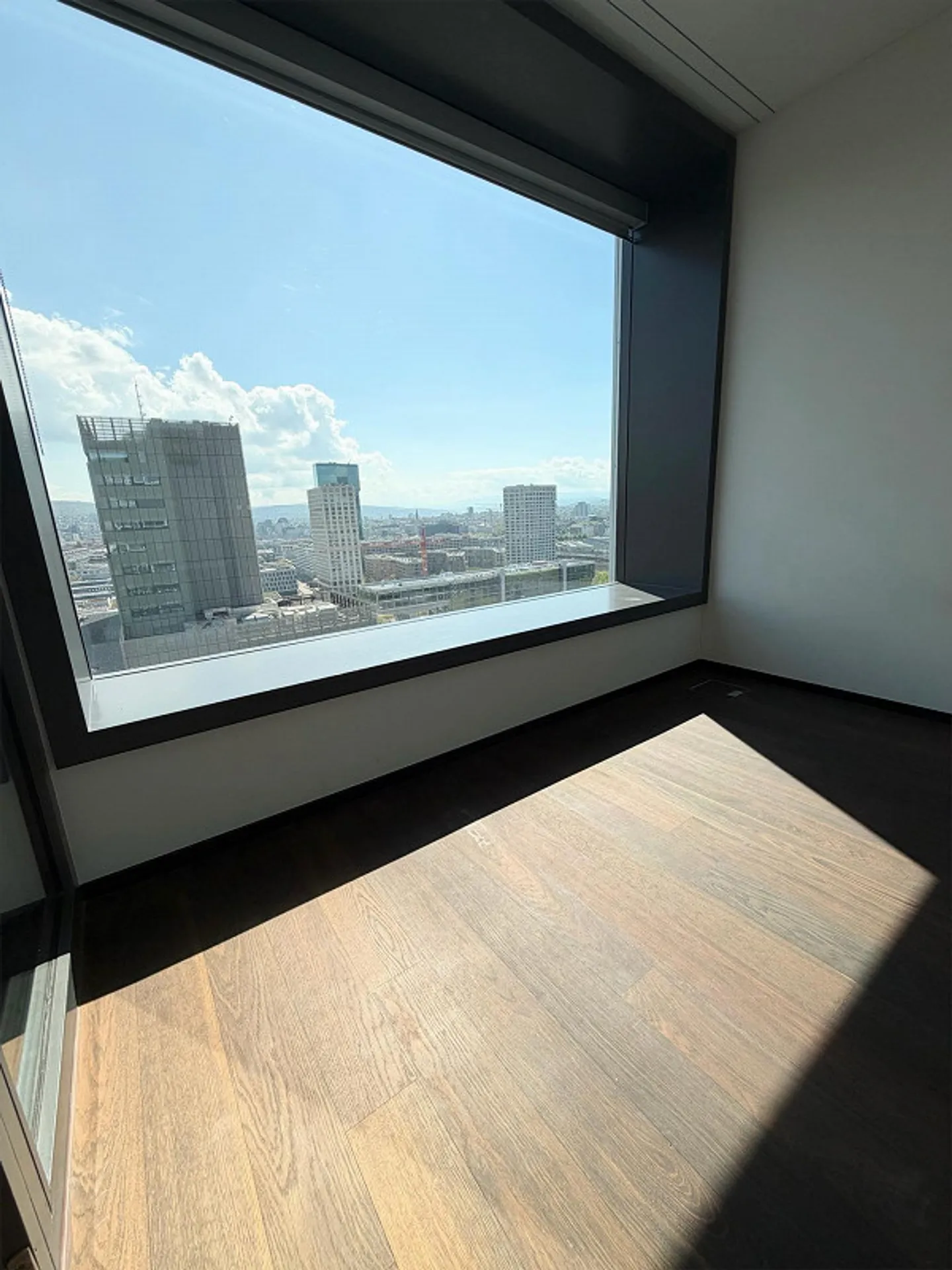 19th Floor - Exclusive City Apartment with Panoramic Views over Zurich - Photo 4 of 27