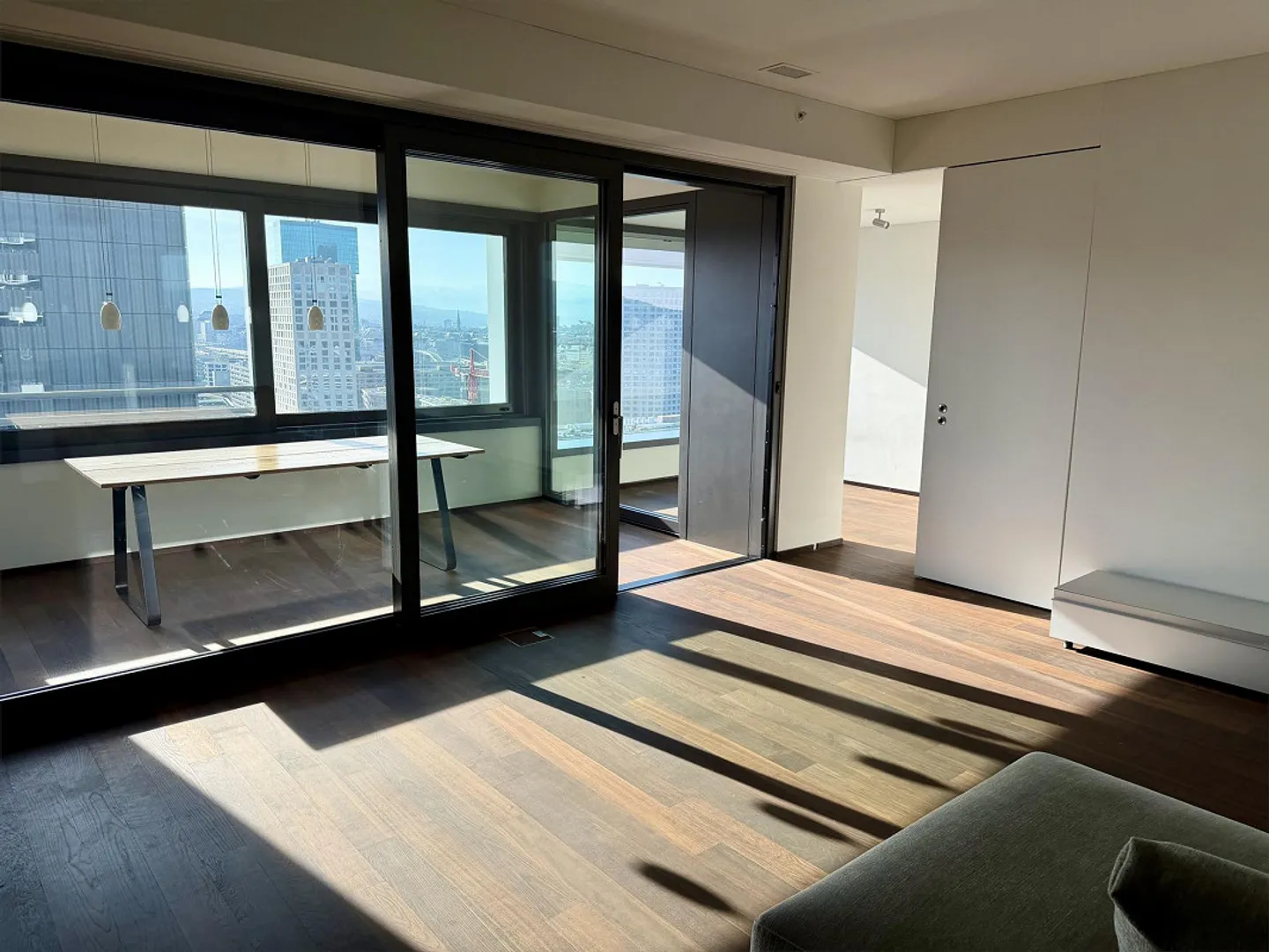 19th Floor - Exclusive City Apartment with Panoramic Views over Zurich - Photo 5 of 27