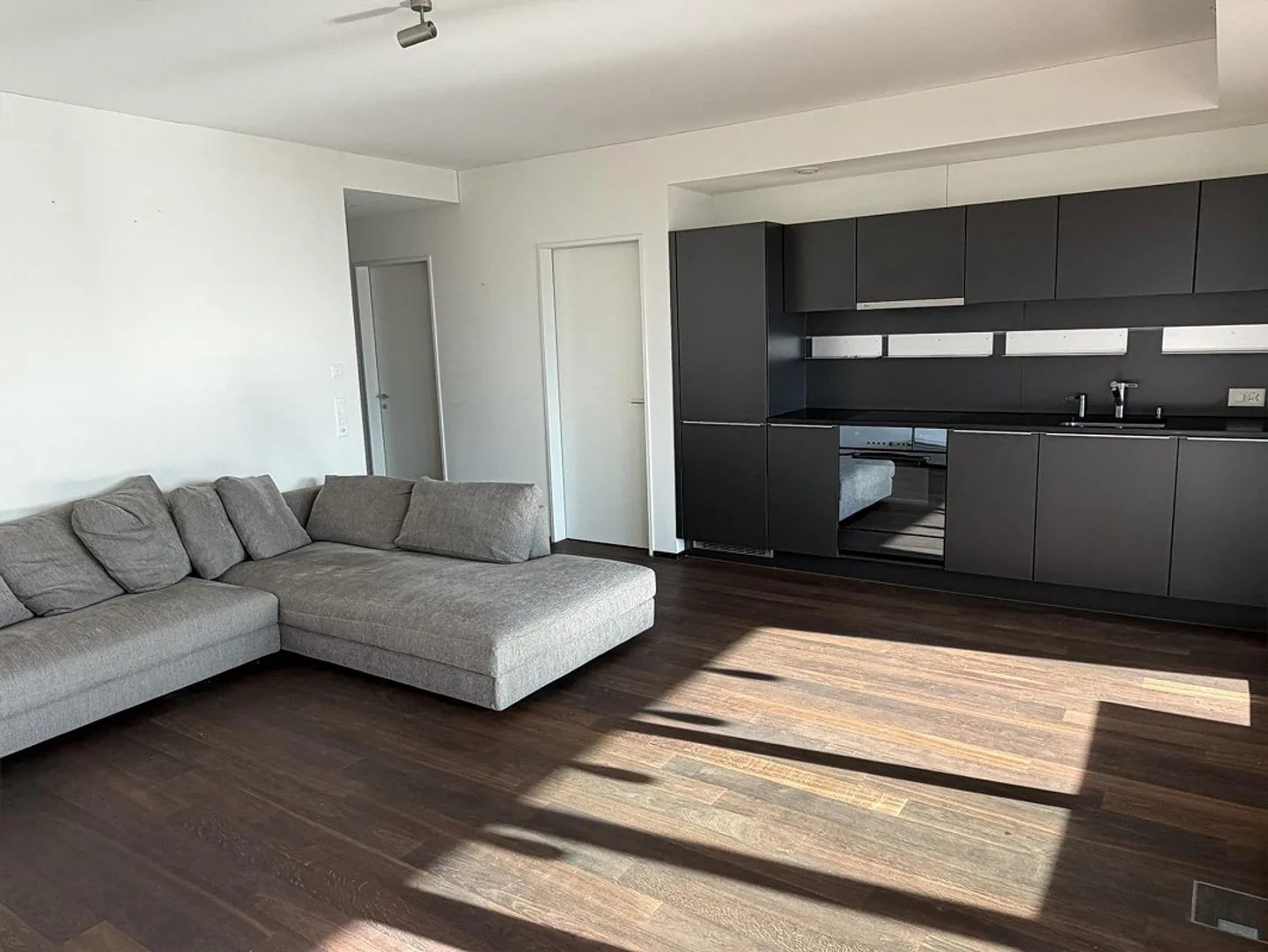 19th Floor - Exclusive City Apartment with Panoramic Views over Zurich - Photo 6 of 27