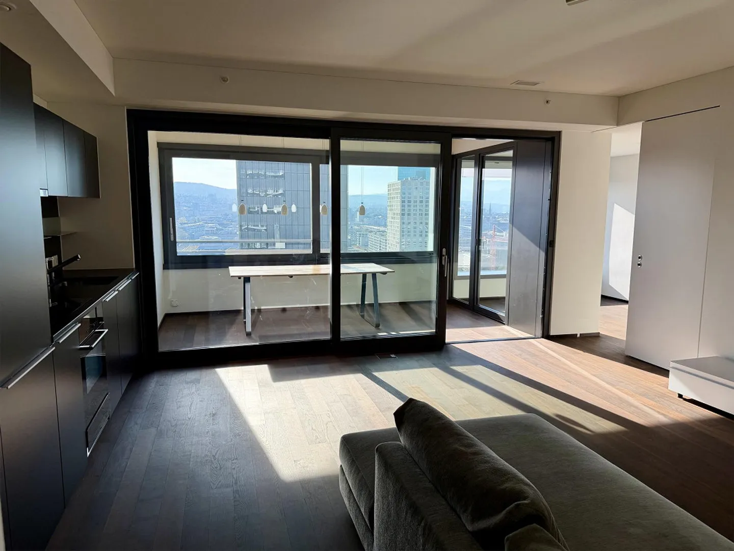 19th Floor - Exclusive City Apartment with Panoramic Views over Zurich - Photo 2 of 27