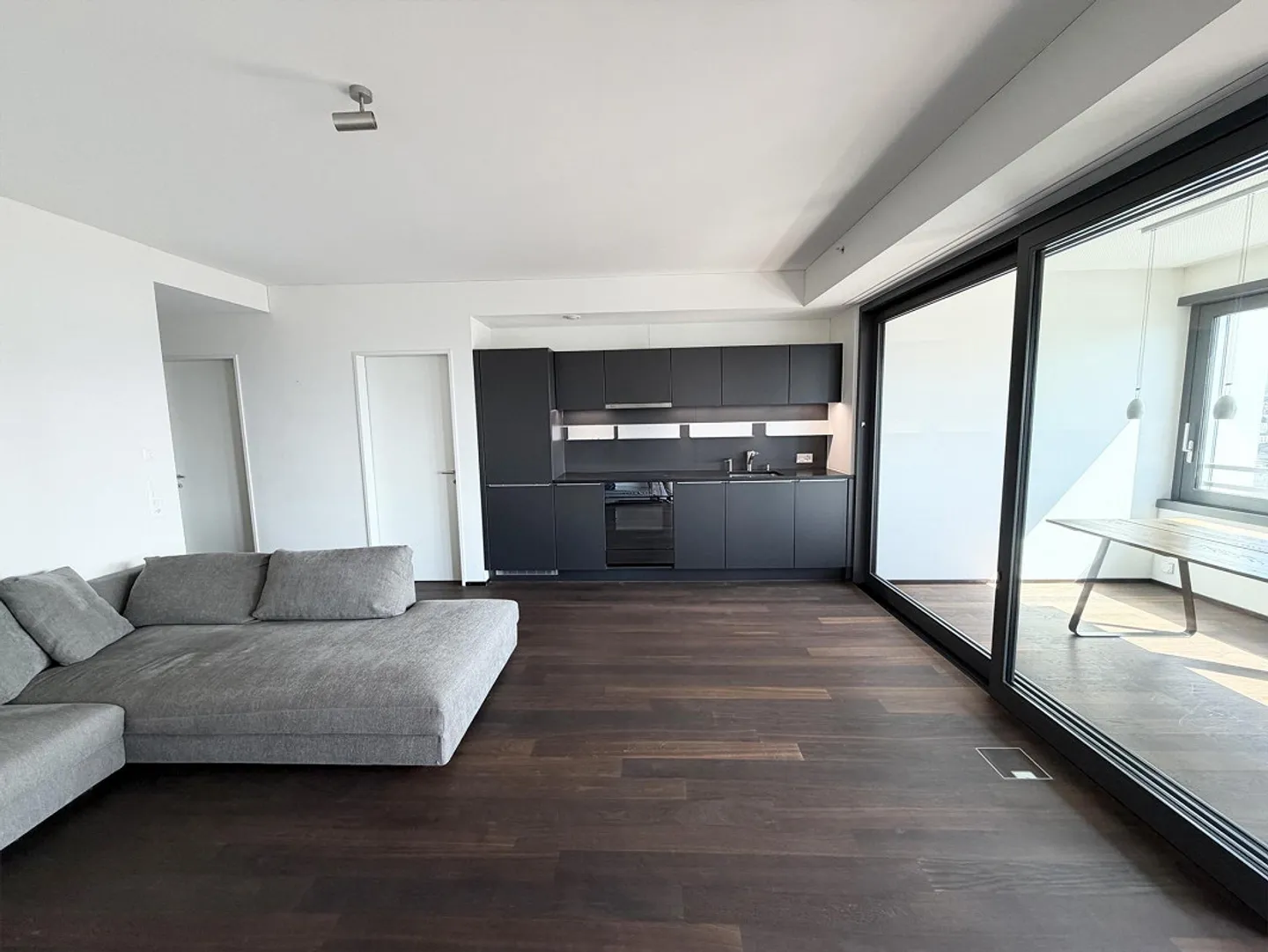 19th Floor - Exclusive City Apartment with Panoramic Views over Zurich - Photo 3 of 27