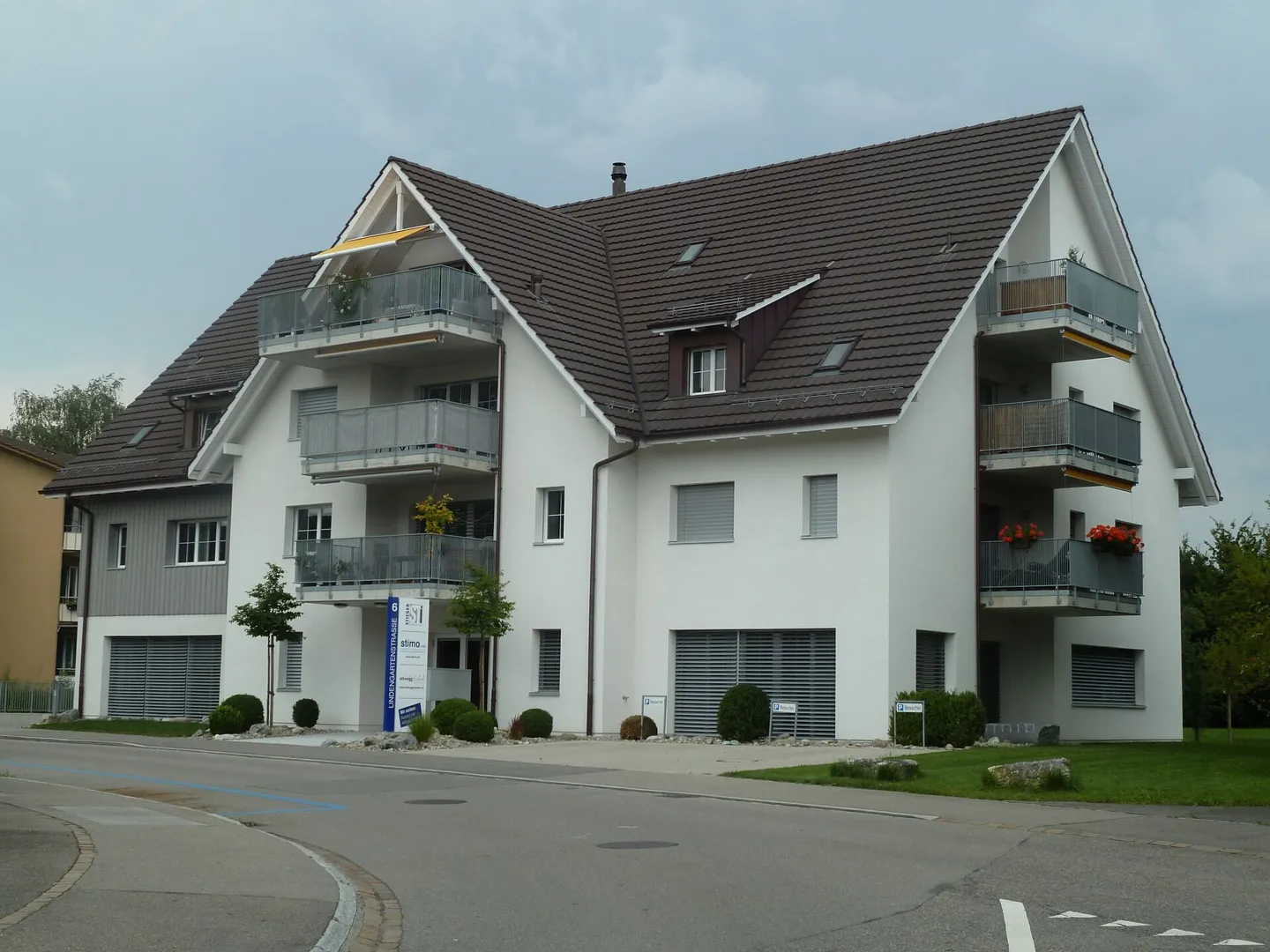 Modern 2.5-room apartment centrally located in Kloten - Photo 1 of 8