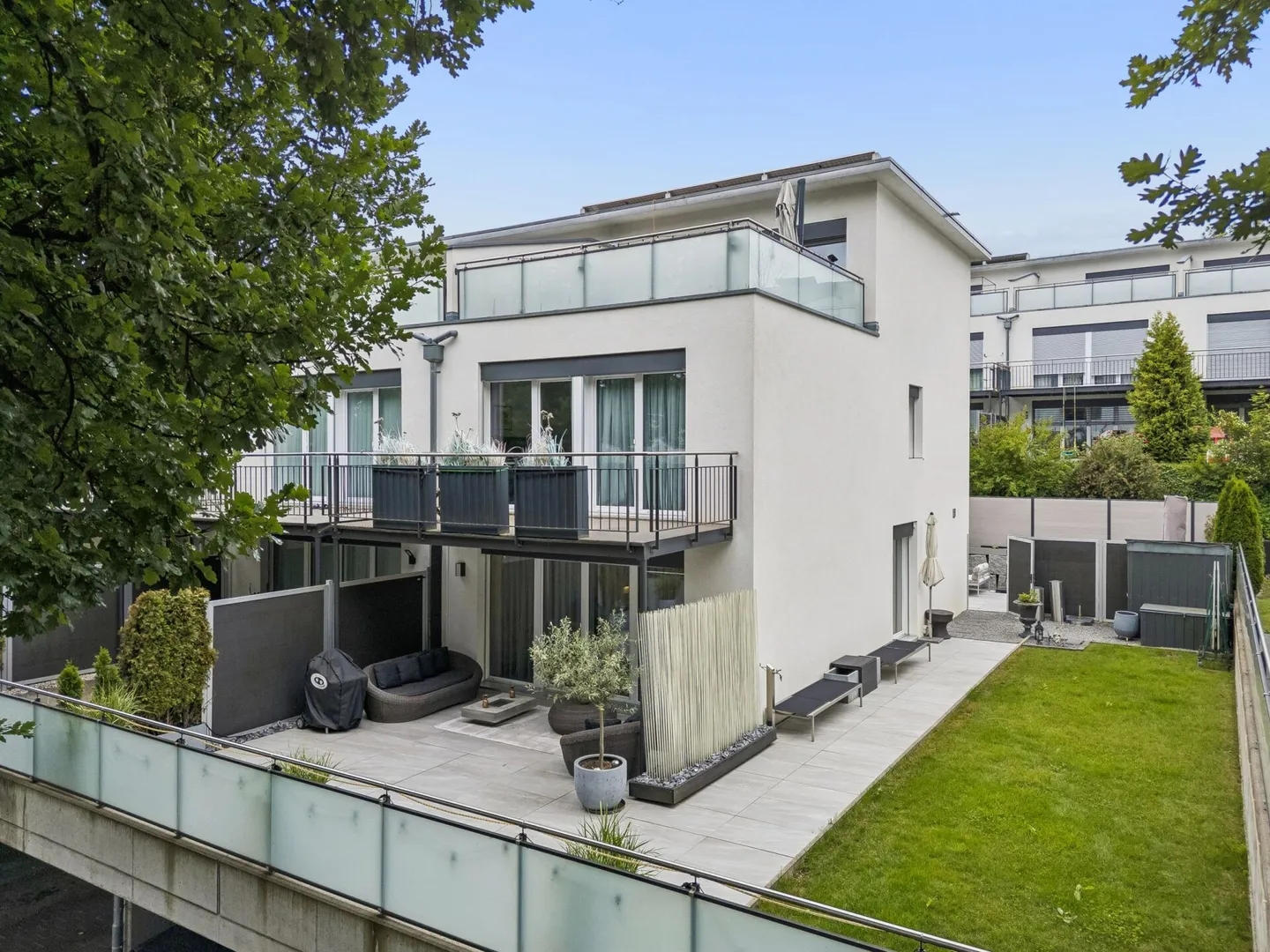 Nearly new end-of-terrace house with plenty of light and generous outdoor spaces - Photo 11 of 13
