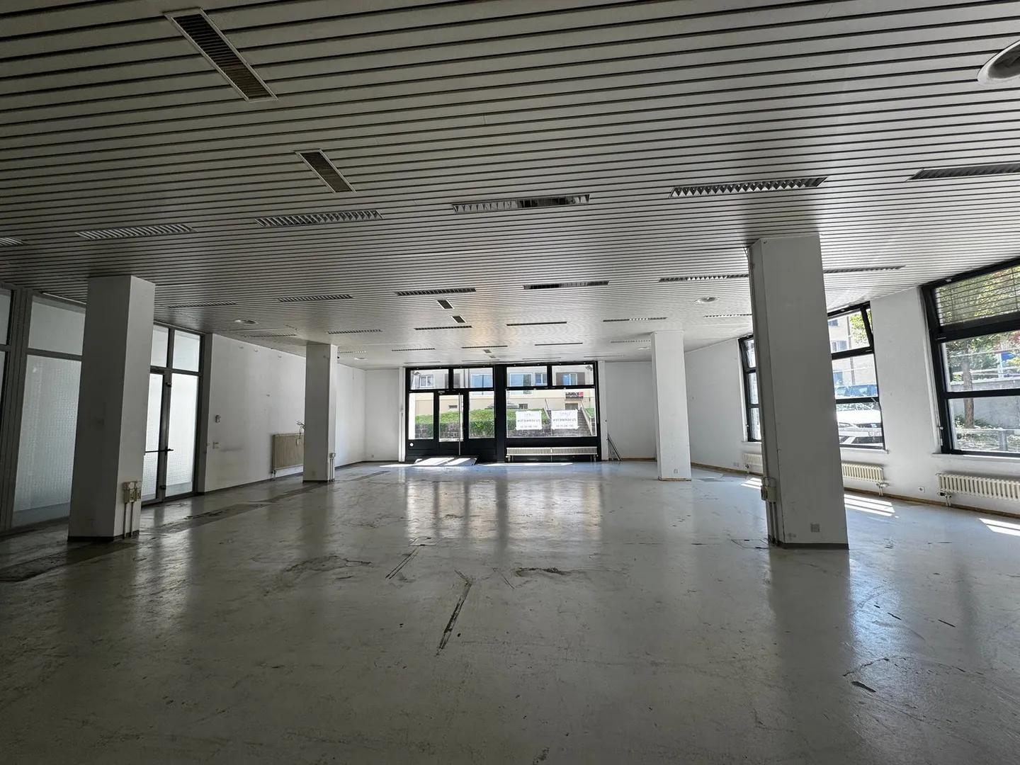 Spazio commerciale attraente con ingresso separato e montacarichi per merci in affitto - Foto 1 di 12