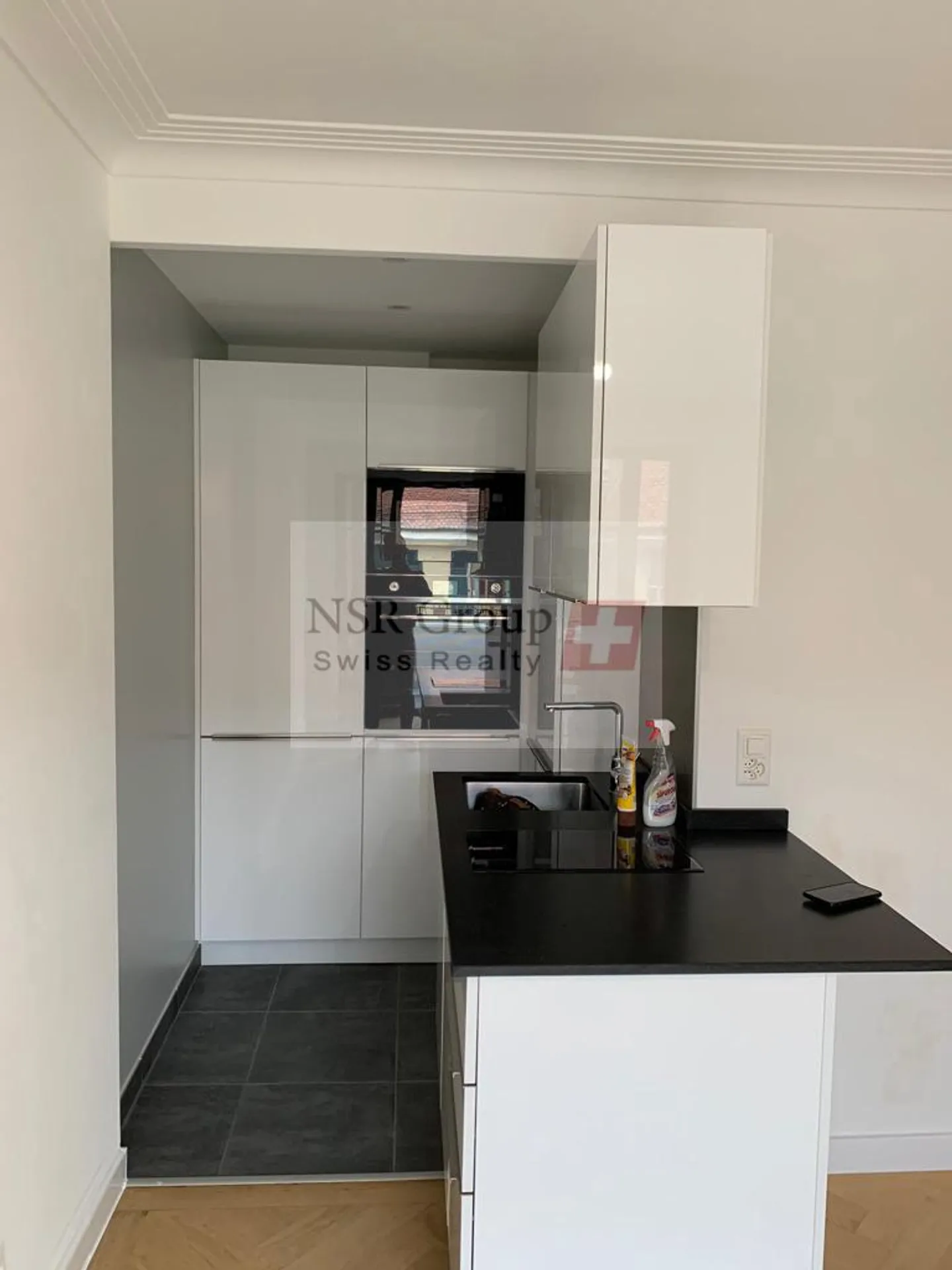 Exclusivité - 2 appartements rénovés avec balcons - Photo 2 sur 5