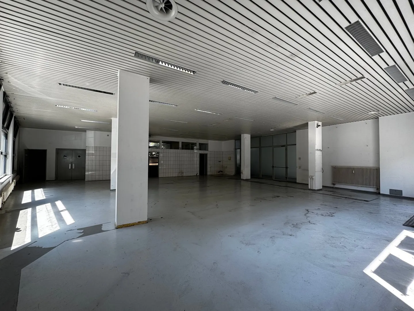 Spazio commerciale attraente con ingresso separato e montacarichi per merci in affitto - Foto 8 di 12