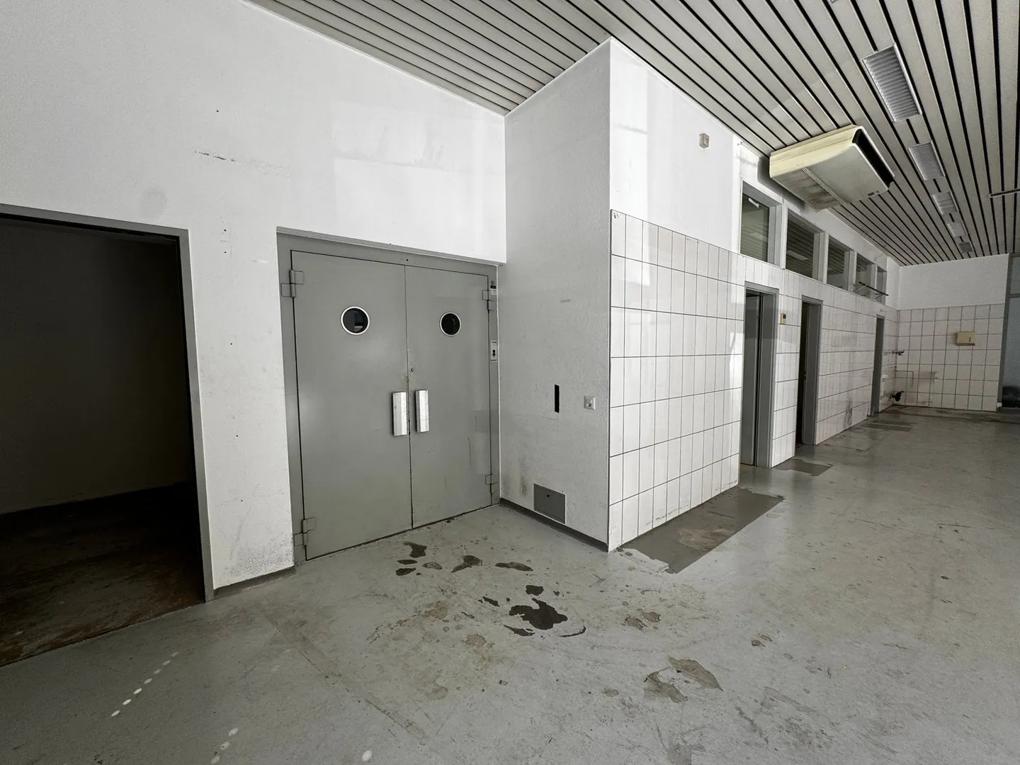 Spazio commerciale attraente con ingresso separato e montacarichi per merci in affitto - Foto 9 di 12