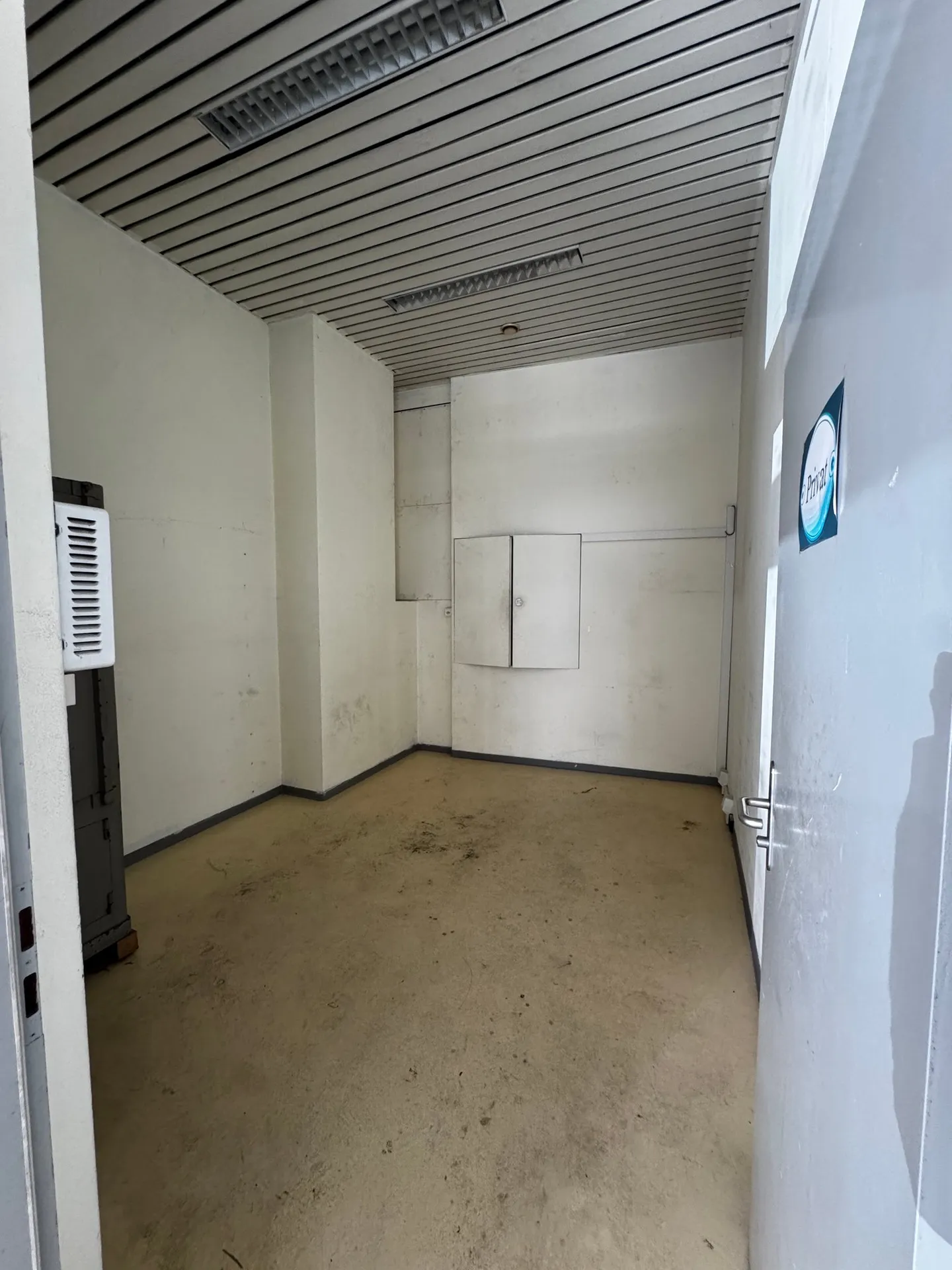 Spazio commerciale attraente con ingresso separato e montacarichi per merci in affitto - Foto 10 di 12