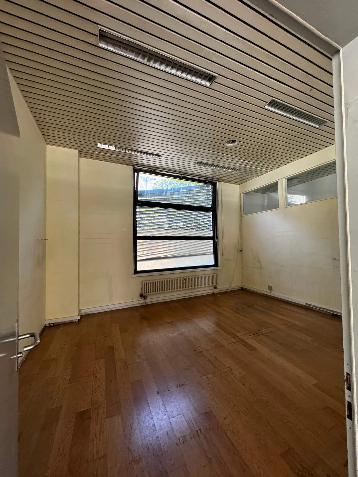 Spazio commerciale attraente con ingresso separato e montacarichi per merci in affitto - Foto 11 di 12