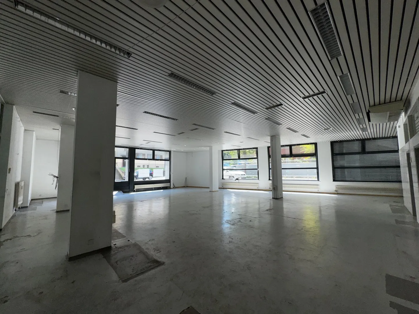 Spazio commerciale attraente con ingresso separato e montacarichi per merci in affitto - Foto 12 di 12