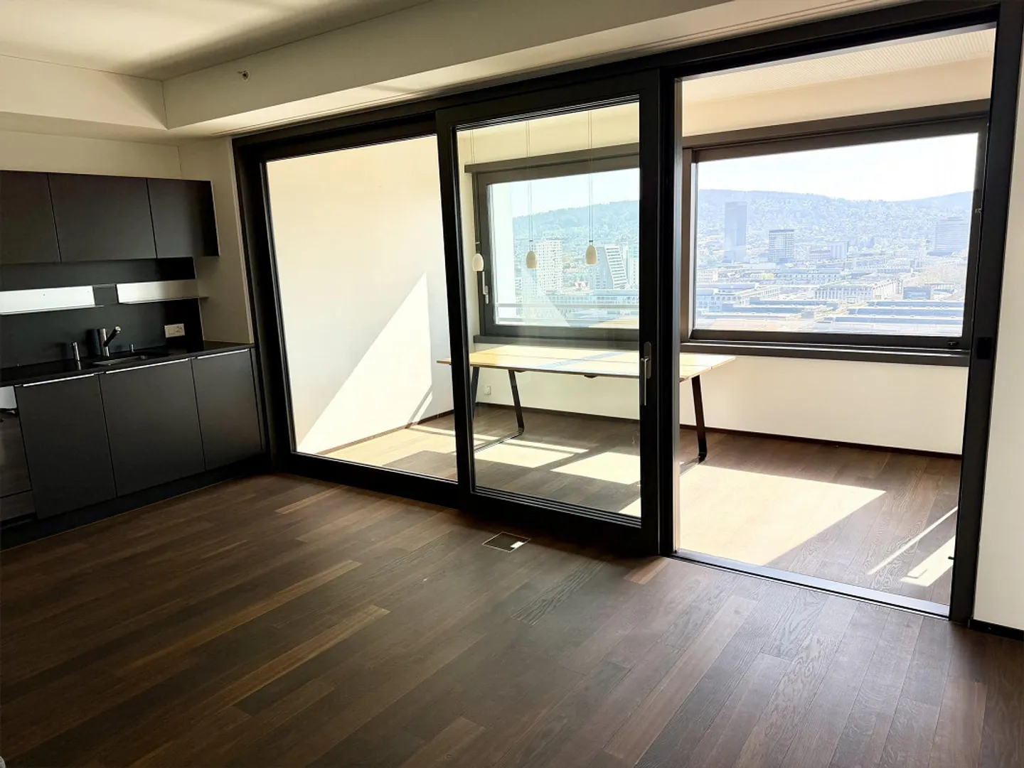 19th Floor - Exclusive City Apartment with Panoramic Views over Zurich - Photo 17 of 27