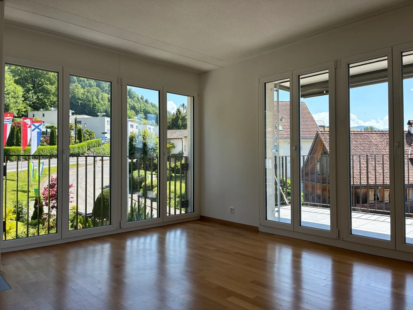 Exclusive 2.5-room apartment on the 2nd floor with lake view - Photo 2 of 6