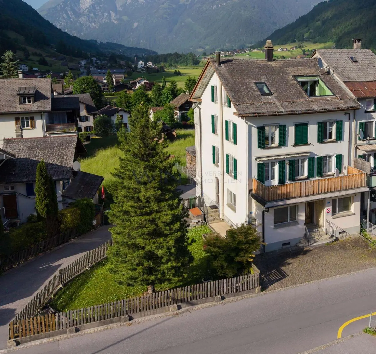 Maison résidentielle rare et grande - avec un appartement séparé et un espace commercial - Photo 2 sur 9