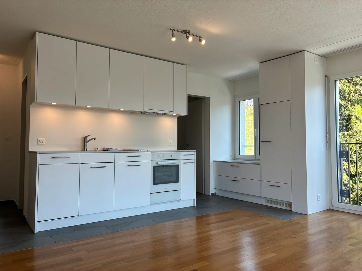 Exclusive 2.5-room apartment on the 2nd floor with lake view - Photo 3 of 6
