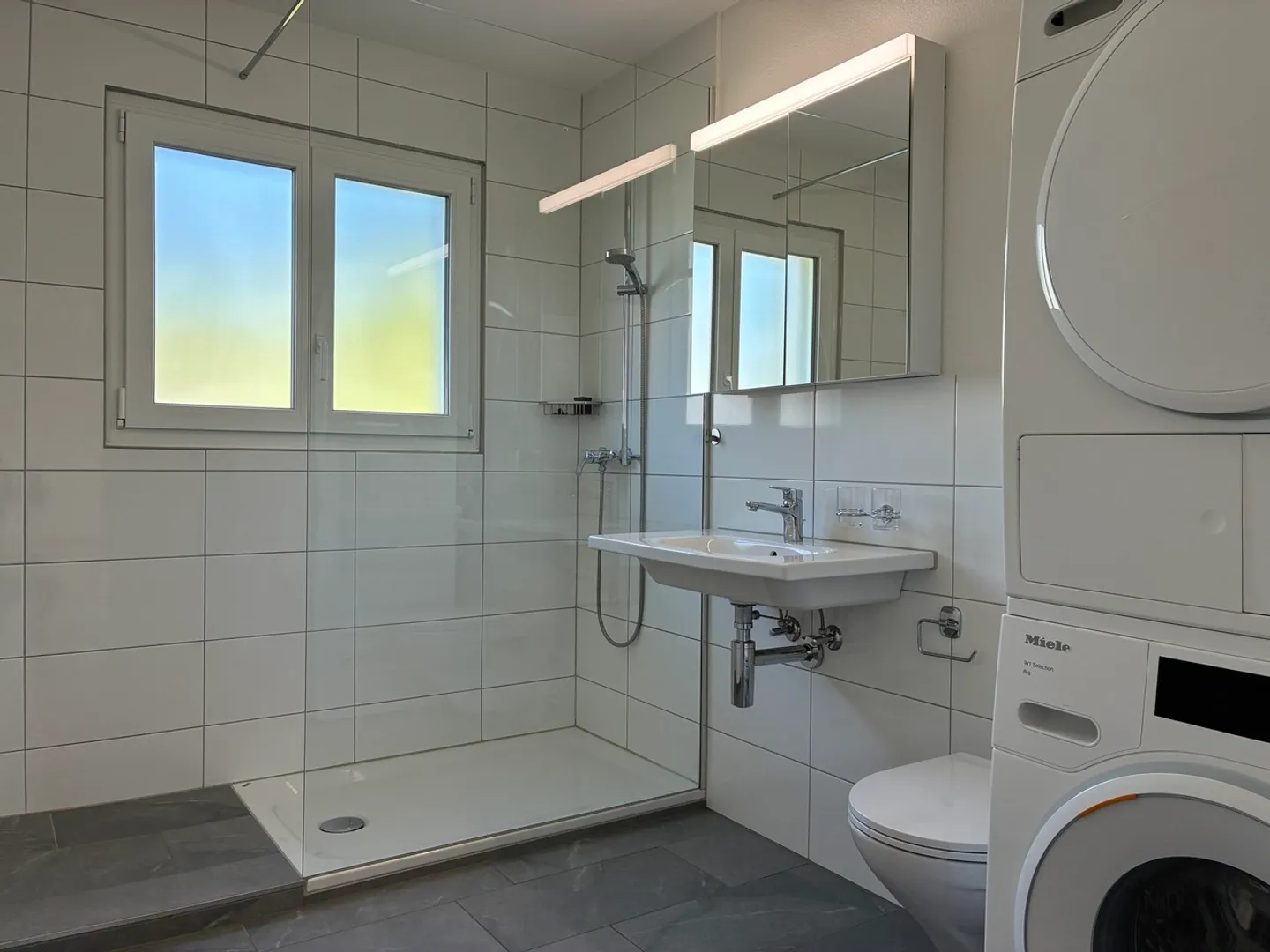 Exclusive 2.5-room apartment on the 2nd floor with lake view - Photo 4 of 6