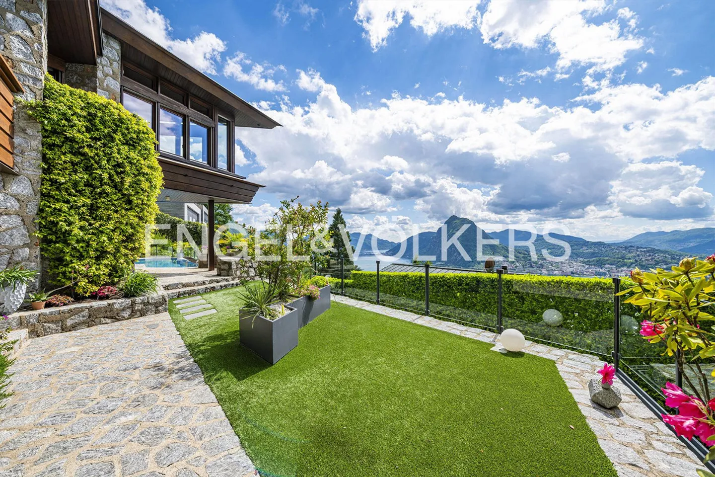 Villa di design esclusivo con vista lago e piscina - Foto 2 di 13