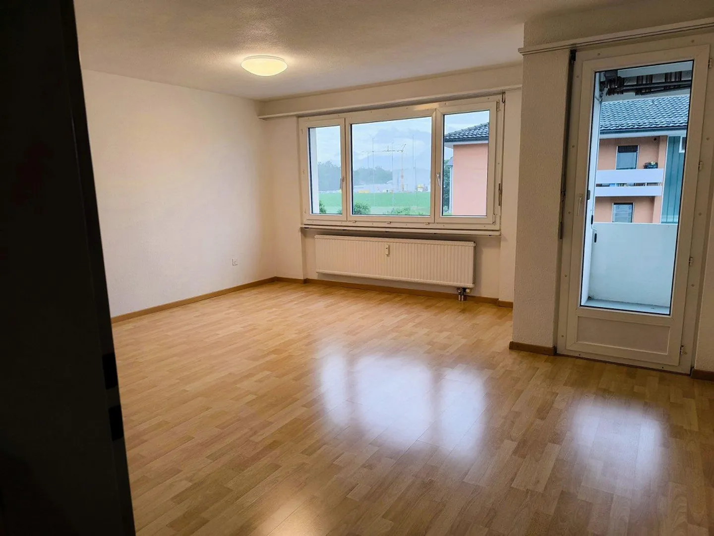 2.5 Zimmer mit Balkon - Foto 2 von 6