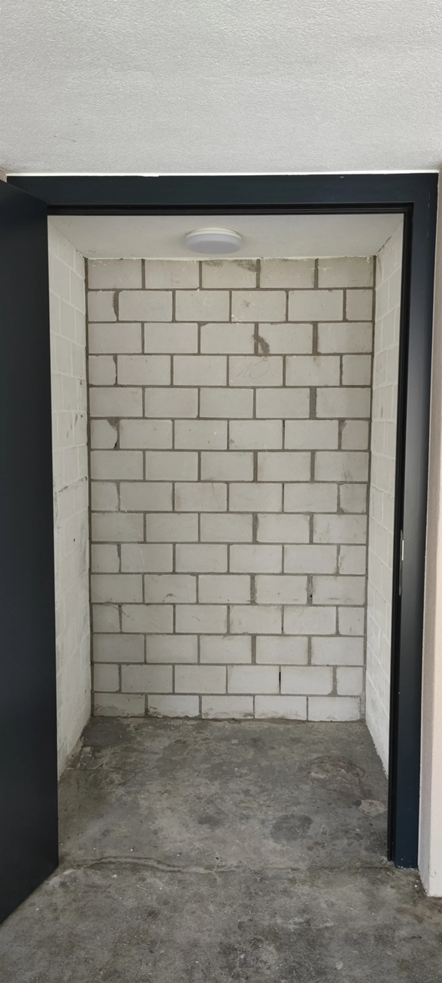 Property for rent - Photo 2 of 2