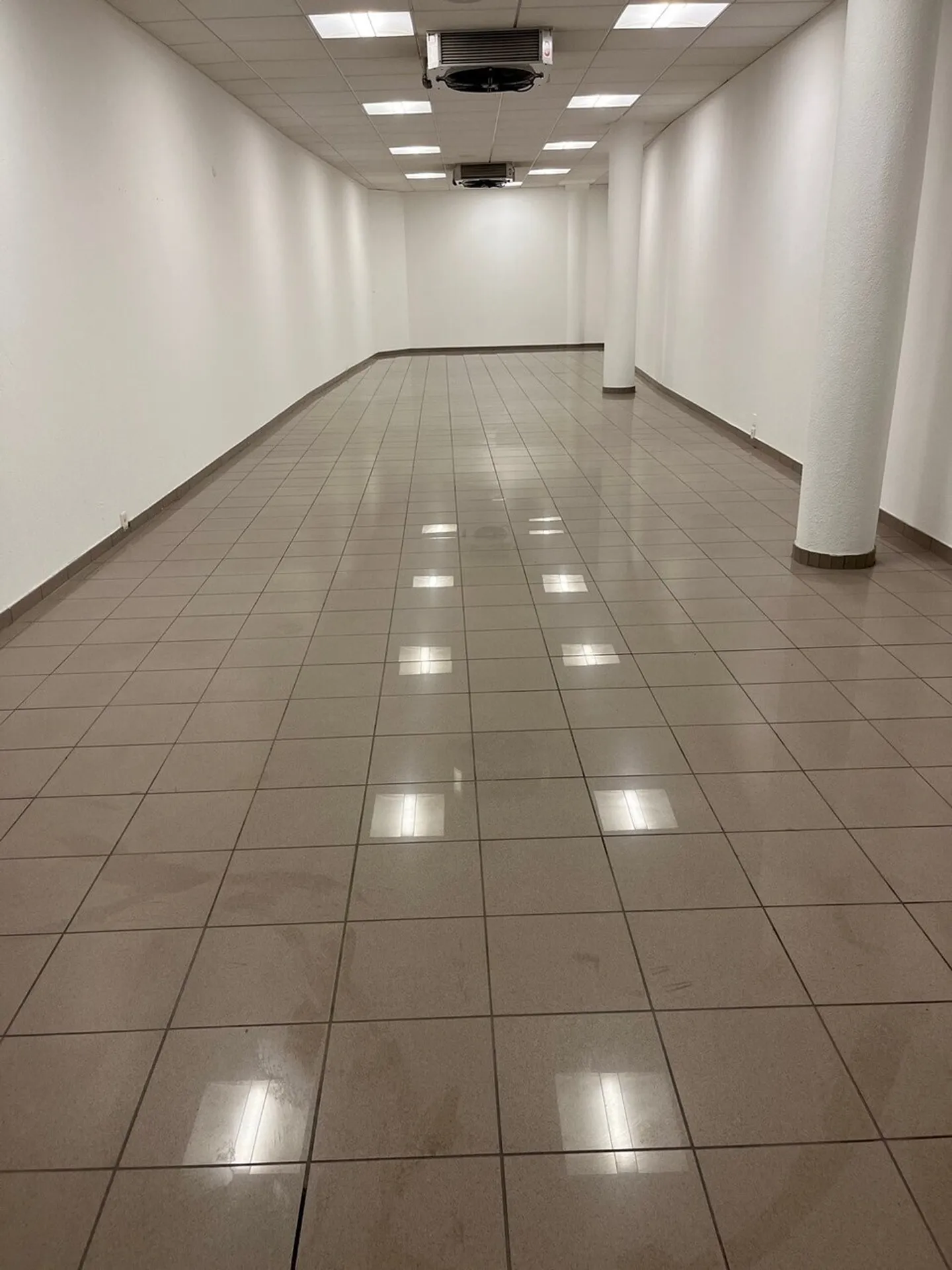 SPAZIO DI STOCCAGGIO NON RISCALDATO AL PIANO TERRA DI CIRCA 78 M² - Foto 1 di 3
