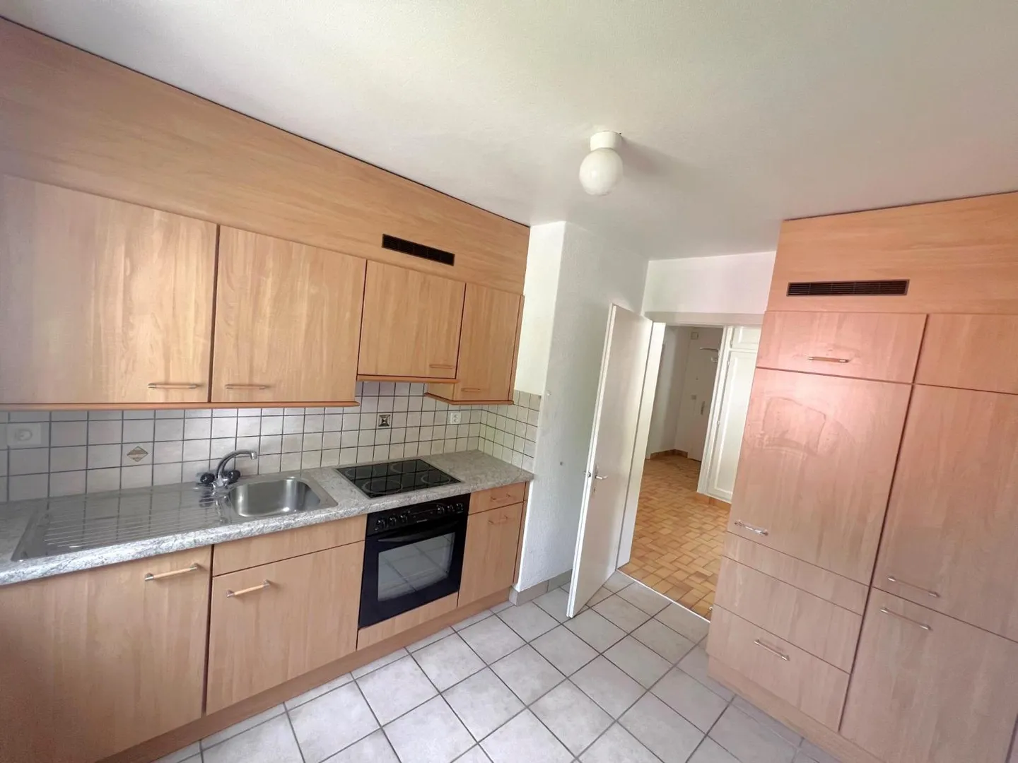 Apartment in quiet area near amenities - Photo 2 of 5
