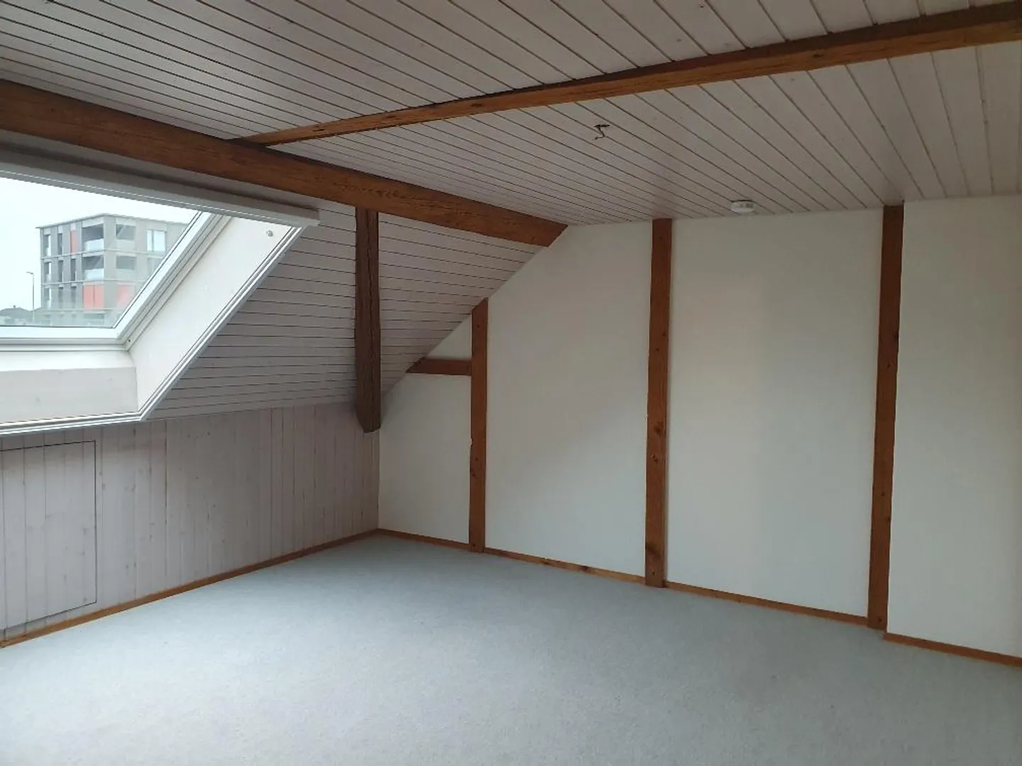 Zu Vermieten heimelige 3 1/2 Zimmer Dachwohnung - Foto 3 von 16