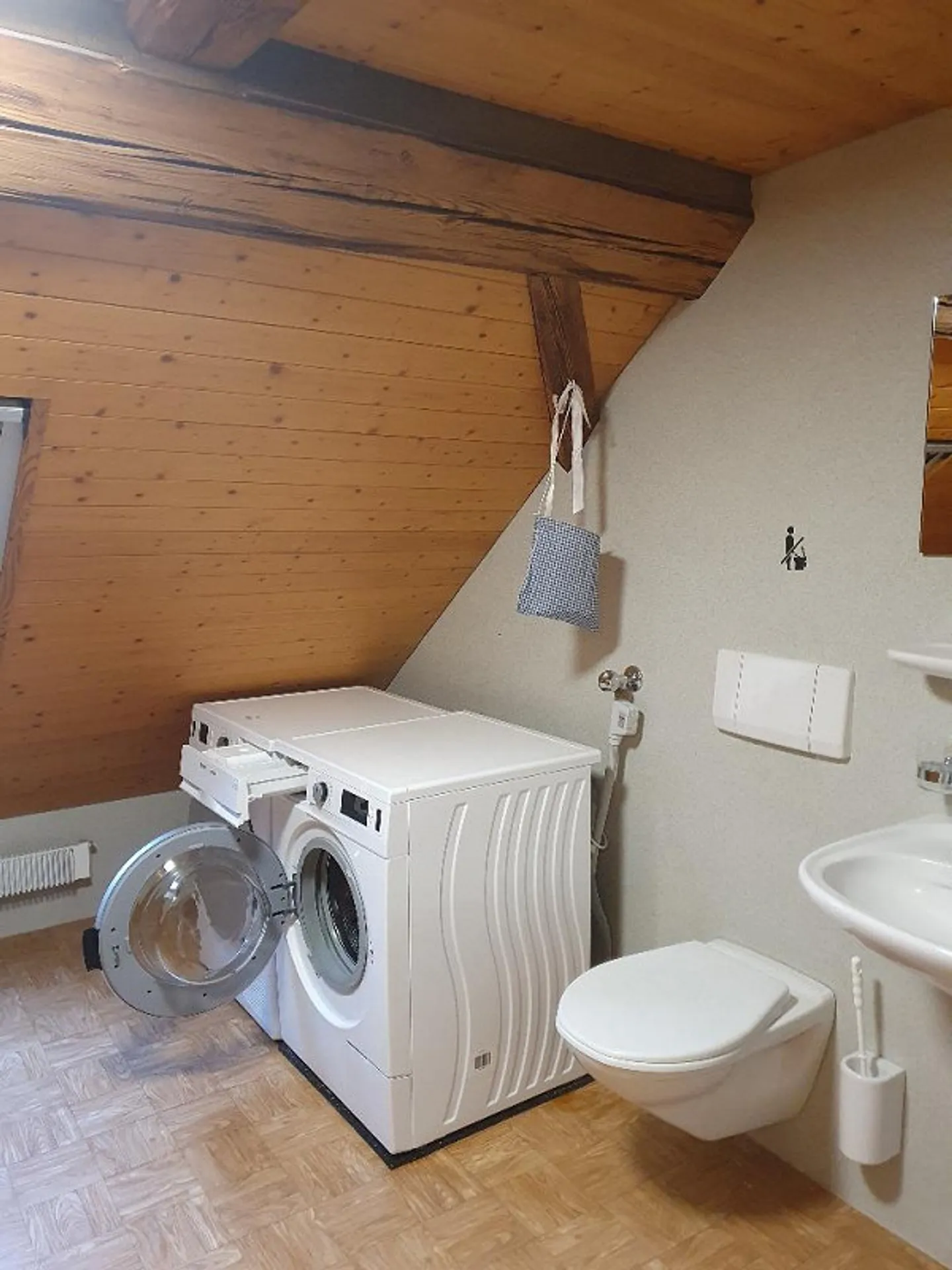 Zu Vermieten heimelige 3 1/2 Zimmer Dachwohnung - Foto 8 von 16