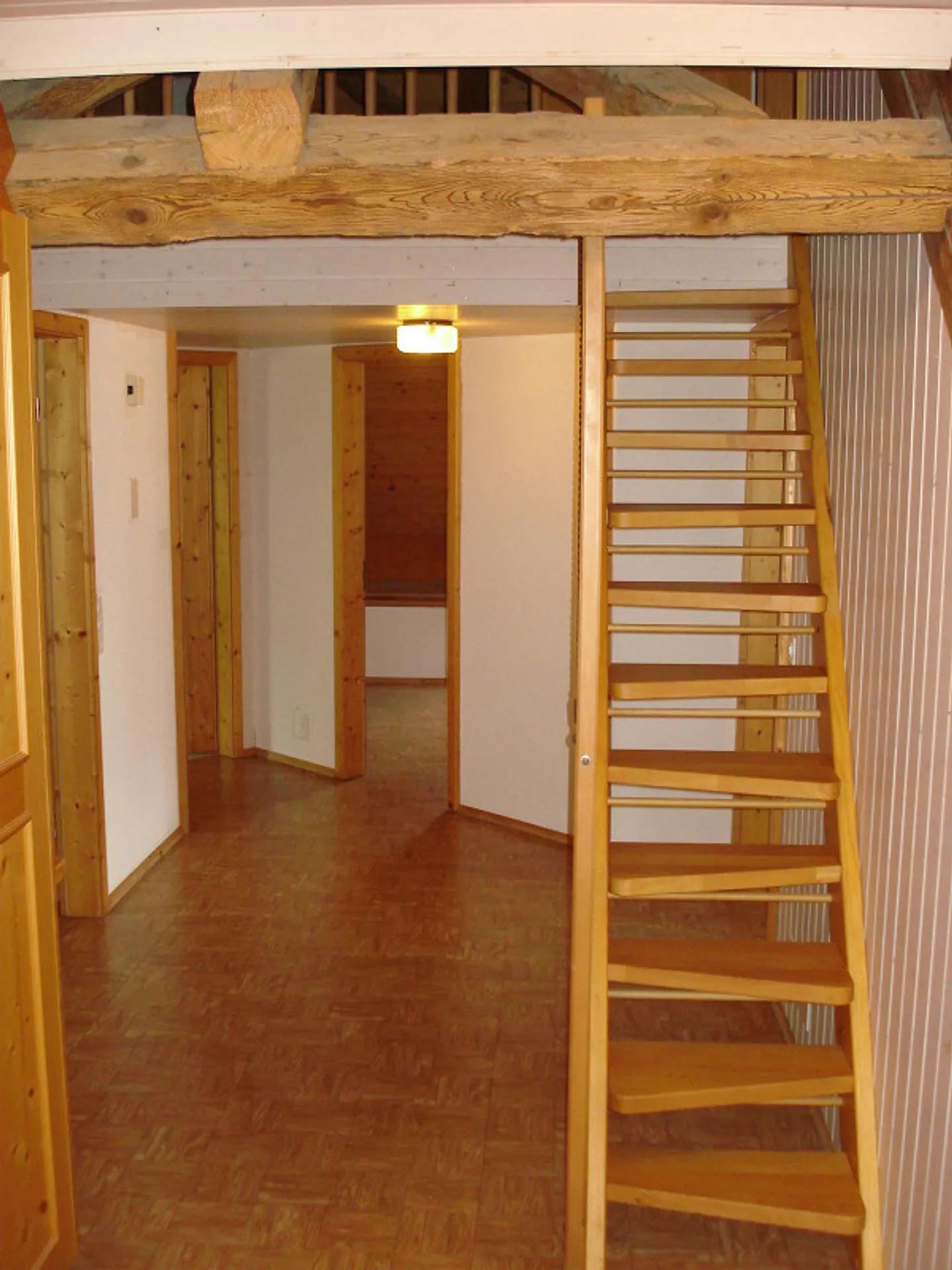 Zu Vermieten heimelige 3 1/2 Zimmer Dachwohnung - Foto 12 von 16